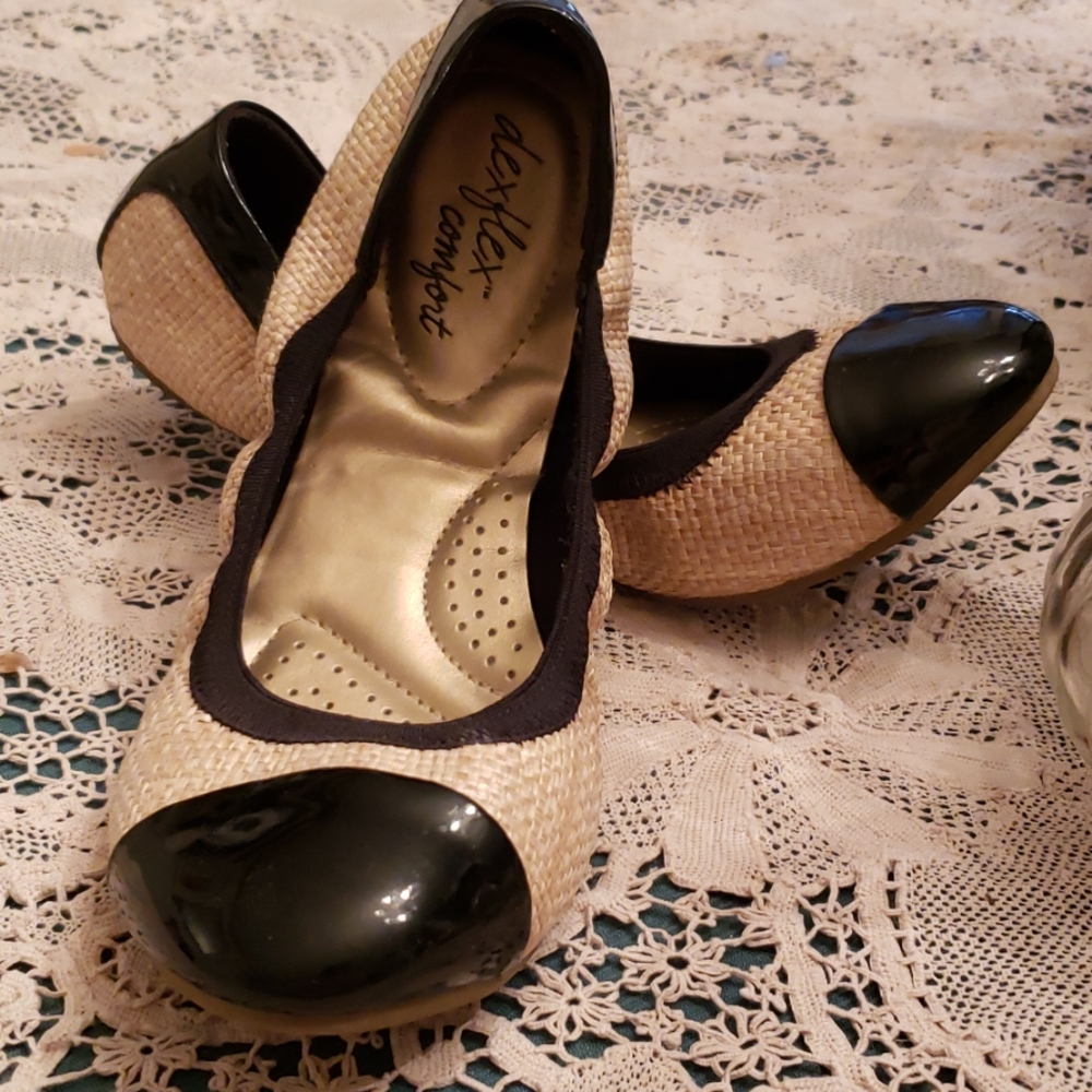 Black-and-tan flat